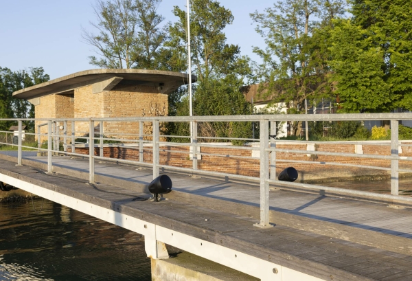 Neben dem Pavillon gibt es erstmalig auch einen durchgehend bespielten zweiten Ort fr den deutschen Beitrag. Auf der Insel La Certosa wird die Schwellenidee von Kuratorin Cagla Ilk durch Soundinstallationen erfahrbar. Am Pier werden die Besucher*innen von Louis Chude-Sokei empfangen, der magebllich zum Thema Schwelle geforscht hat.