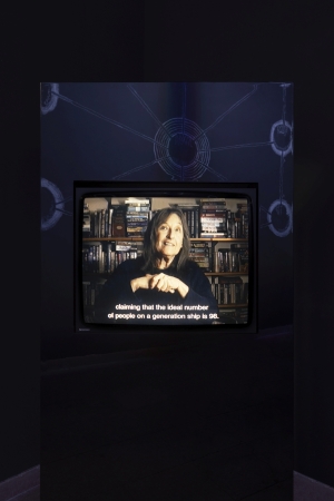 Als konkreten Bezugspunkt wird auerdem ein Interview mit Kunsthistorikerin Doreet LeVitte-Harten gezeigt, die von ihrer Idee eines Generation Ship erzhlt.