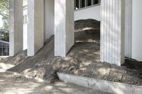 Der Deutsche Pavillon in den Giardini begrt die Besucher*innen mit hervorquellender Erde. Diese stammt aus der Heimat von Ersan Mondtags Grovater Hasan Aygn. Die Installation ist Teil von Mondtags Monument eines unbekannten Menschen.