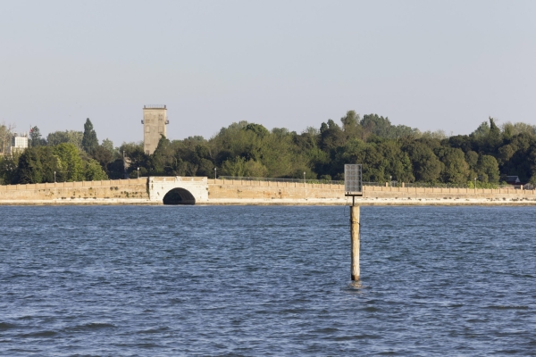 Jan St. Werner lsst mittels gebndelter Schallstrahlen einen Dialog mit der Lagune entstehen.