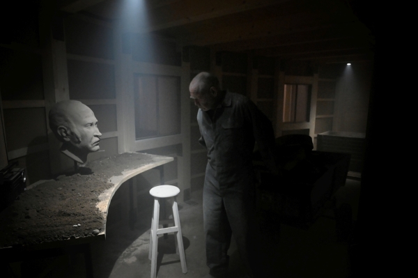 Im Inneren der im Halbdunkeln nur schwer greifbaren Form knnen Besucher*innen die Lebensreise von Mondtags Grovater, der einst aus Anatolien nach Westberlin kam, als eine Folge von rumlichen Schwellen und Grenzen erfahren.