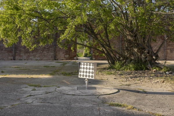 Zugleich aktiviert er ein Ruinenfragment des alten Klosters, das der Insel ihren Namen gab.