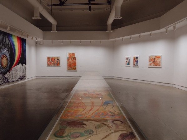 Gelungen ist, dass auch einige der historischen Knstler*innen mit raumgreifenden Installationen gezeigt werden. Hier die Schweizerin Alose, die als wichtige Vertreterin der Art brut gilt.