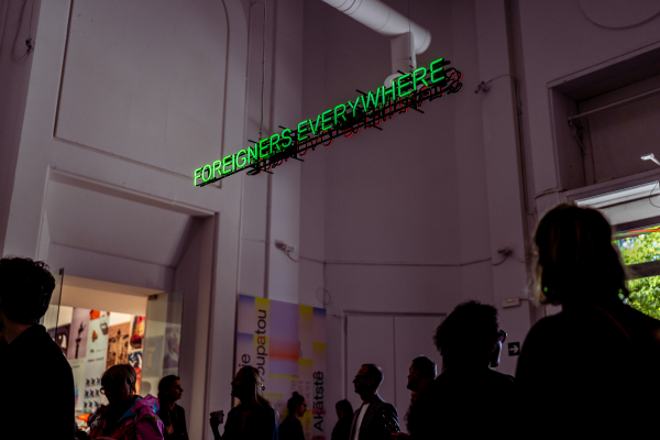 Im Pavillon empfängt die Besucher*innen eine Leuchtschrift von Claire Fontaine. Diesem Titel einer Werkserie der Künstler*innengruppe ist auch der Titel der Ausstellung entlehnt.