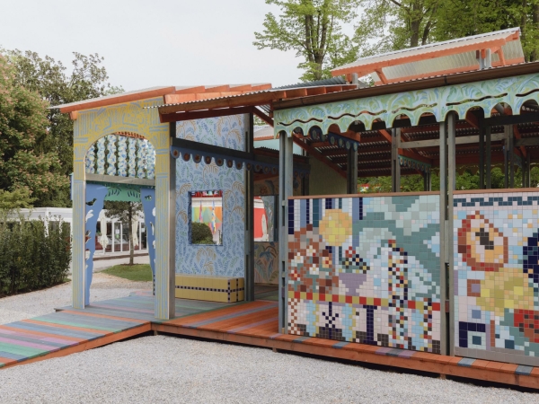 Vorstellungen von naiver Kunst spiegeln sich auch in vielen zeitgenssischen Beitrgen. Die Berliner Knstlerin Sol Calero hat in den Giardini einen begehbaren Pavillon errichtet.