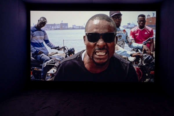 Deutlich handfester ist hingegen Karimah Ashadus Videoinstallation Machine Boys. Es geht um das Verbot von Motorradtaxis in der nigerianischen Hauptstadt. Die Knstlerin stammt aus London und lebt heute in Hamburg.