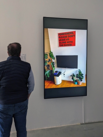 Einen zeitgenssichen Akzent auf dem Weg zurck nach unten setzen Superflex mit ihrer ironisch-sarkastischen Plakatkampagne gegen die dnische Rechte.