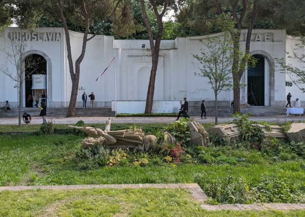 Ebenfalls in den Giardini findet sich auch eine spannende Arbeit von Ivn Argote. Er beschftigt sich mit der Frage nach kollektiver Reprsentation. Hier zu sehen ist eine fragmentierte Statue von Christopher Columbus. Argote ist auch im Arsenale mit einer Arbeit zu vertreten.