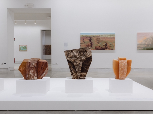 Insgesamt ist viel Malerei und Zeichnung zu sehen. Eine Ausnahme ist die 1935 geborene koreanische Knstlerin Kim Yun Shin, die Skuplturen aus Holz und Stein zeigt.