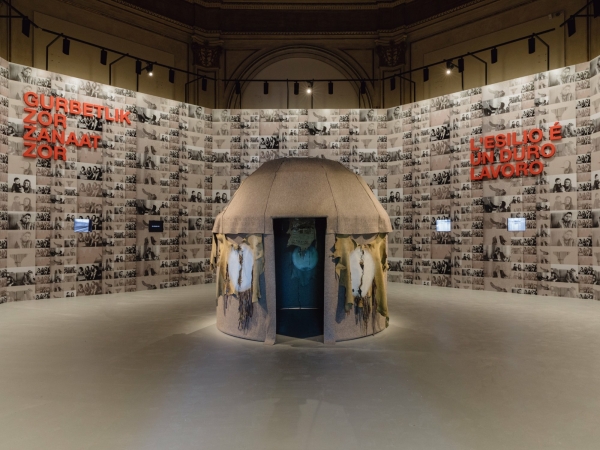 Nil Yalter gibt dann mit ihrer Arbeit „Exile is a Hard Job“ das inoffizielle Motto der Ausstellung vor. Insbesondere Migrantinnen kommen bei ihr zu Wort. Yalter, die erstmalig bei der Biennale vertreten ist, gilt als Pionierin der französischen feministischen Kunst.