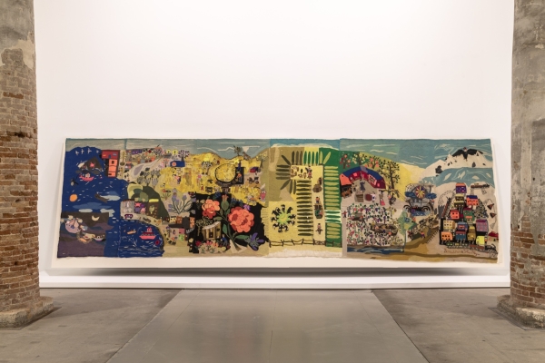 Im Arsenale gibt es insbesondere viele textile Arbeiten zu sehen. Dieser Wandteppich der Gruppe Bordadoras de Isla Negra aus Chile ist in den 1970ern als Dekoration eines UN-Gebudes entstanden. Whrend des Pinochet-Putschs wurde der Teppich gestohlen. Erst 2019 tauchte er wieder auf. Inzwischen ist er an seinen Bestimmungsort zurckgekehrt, wenn er nicht gerade in Venedig ist.