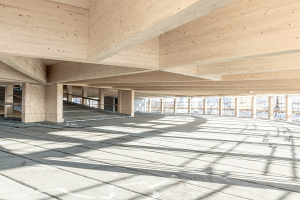 Da das als offene Gro�garage geltende Bauwerk zwar in der Feuerwiderstandsklasse F30, jedoch mit nichtbrennbaren Materialien ausgef�hrt sein musste, wurde der Holzbau in F60 ausgef�hrt und dies �ber eine Brandsimulation nachgewiesen.