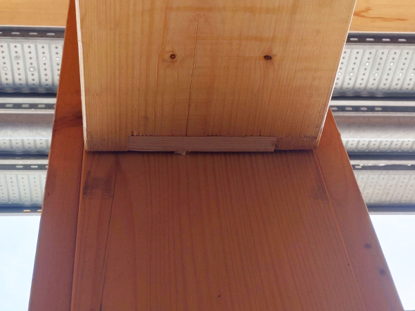 Die komplett unsichtbare Verbindung besteht aus Aluminiumplatten, die in die Sttzen geschraubt bzw. in die Trger gefrst sind und ineinader greifen.