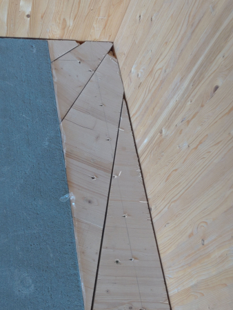 Die BSP-Platten sind mit den Trgern verschraubt.