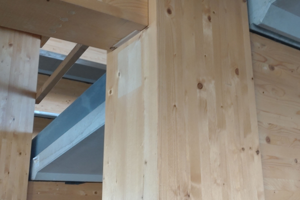 Punktuell mit Stahldollen verbundene und eben aufliegende Rampe aus Betonfertigteilen auf Rampentrgern aus Holz