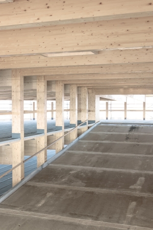 Derzeit wird der Gussasphalt gegossen, ausstehend sind die Fassadenarbeiten und Au�enanlagen, bevor im Sommer die Er�ffnung gefeiert werden soll.