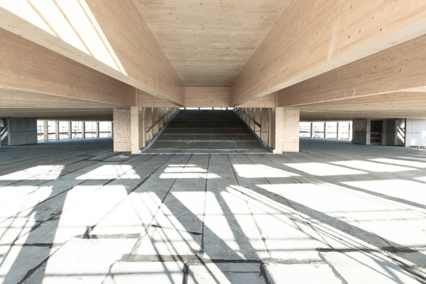 Der Holzbau kommt ohne Beschichtung aus, der Brandschutz wird �ber den Abbrand gew�hrleistet.