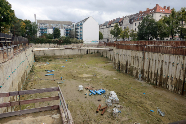 Das „Sendlinger Loch“ ist eine verwaiste Baugrube in München – hier sollten eigentlich 128 Luxuswohnungen entstehen. Foto: Grissef / Wikimedia / CC BY-SA 4.0