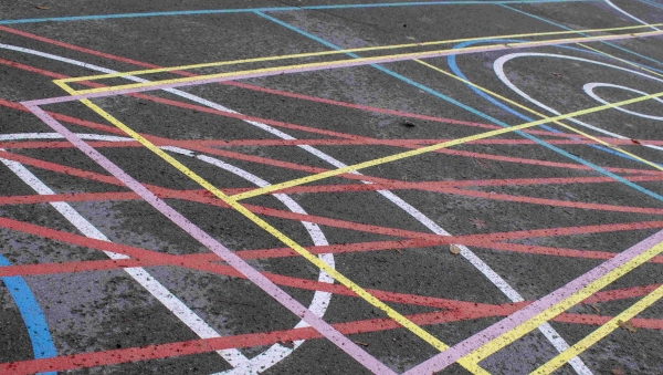 Céline Condorelli: „Limits to Play“ – Ein großformatiges Spielfeld mit übereinanderliegenden Sportfeldern thematisiert den Ausschluss bestimmter Mitmenschen an der Teilnahme.
