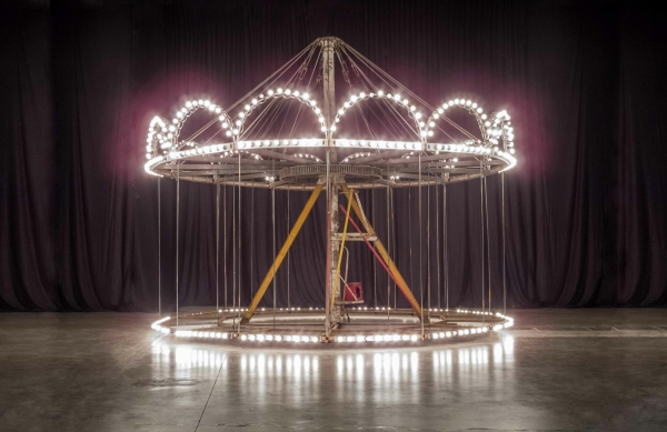Mariana Telleria: We are the Limit of all things  Das Gerippe eines ehemaligen Karussells aus einem Vergngungspark stellt die Spannung zwischen dem Wunsch, in die Kindheit zurckzukehren, und der Unmglichkeit dieses Unterfangens dar.