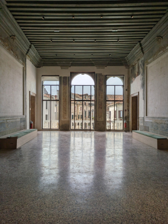 Nicolas Berggruen hat Venedig mit dem Palazzo Diedo einen neuen Kunstort verschafft. Im Gegensatz zu den Museen seiner Milliardrskollegen gefllt die provisorischere Architektur von Silvio Fassi.