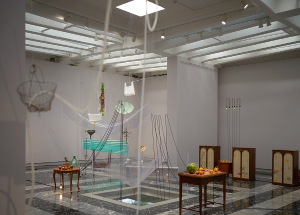 Einen der charmantesten Beitrge der diesjhrigen Biennale zeigt Yuko Mohri im japanischen Pavillon. Ihre fragilen Konstruktionen sind von Alltagsmomenten inspiriert, wenn sie beispielsweise von tropfenden Decken in Tokioter U-Bahnhfen berichtet.