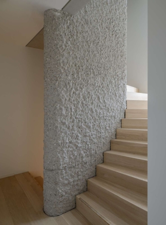 Treppenhaus mit handwerklich bearbeiteter, gespitzter Betonoberflche