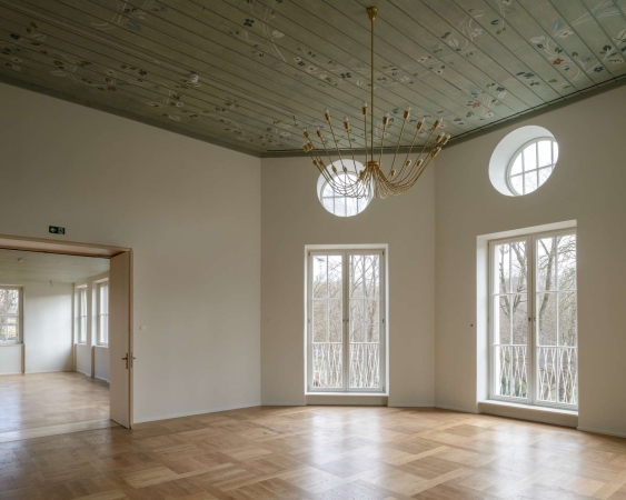 Festsaal im Obergeschoss mit freigelegter Holzdecke