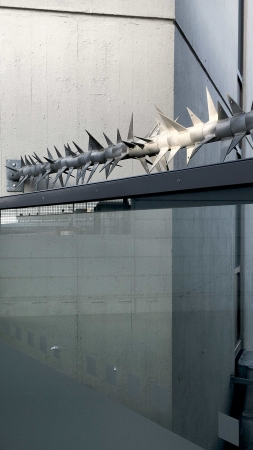 Tiziana Krüger, Beobachtung im Stadtraum und Ausgangspunkt für ihre Arbeit „soft defense, variaton II“, 2024