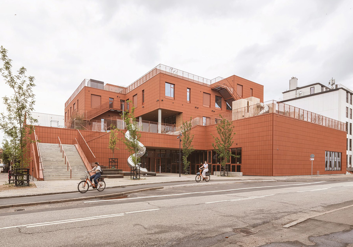 Treppenkaskaden für die Nachbarschaft
 - Schule in Kopenhagen von Christensen & Co