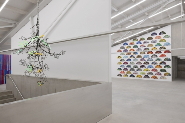 Blick in die Erffnungsausstellung Rewilding mit zwei Werken von Andrea Bowers, Chandeliers of Interconnectedness und Feminist Fans 2022