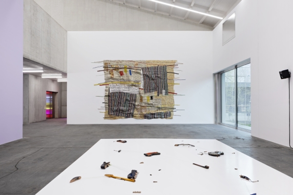 Blick in die Erffnungsausstellung Rewilding mit Werken von El Anatsui Drying Line und Naama Tsabar Melody of Certain Damage #16 2022