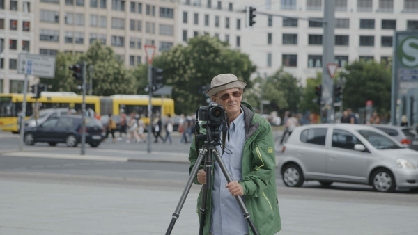 Michael Ruetz bei Aufnahmen zum Timescape-Projekt, Standfoto aus: FACING TIME, Dokumentarfilm, 2023, Produktion und Regie: Annett Ilĳew