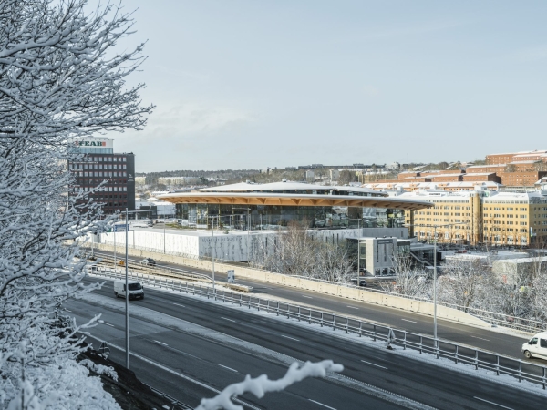 Von der Autobahn aus offenbart sich ein klobiges Parkhaus hinter und unter dem Erlebniszentrum.