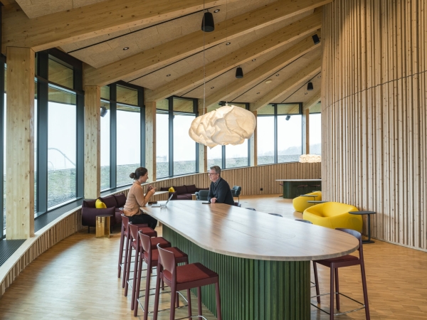 Das Obergeschoss ist auf das runde Flachdach gesetzt und bringt neben einem kleinen Ausstellungsraum ein Restaurant, Konferenzflchen und Bros unter.