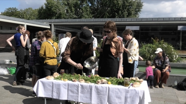 Filmstill aus „Praxis Praxagora“ von Jasmine Parsley