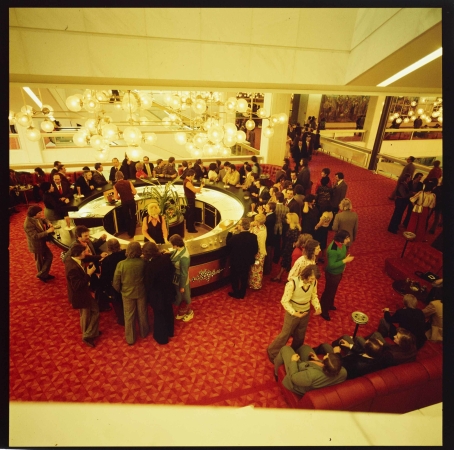 Blick auf Bar und G�ste im 3. Geschoss des Foyers