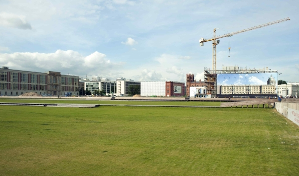 Schlossplatz in Berlin-Mitte mit Humboldtbox, rechts die Aussichtsplattform mit einer Computergrafik vom geplanten Stadtschloss