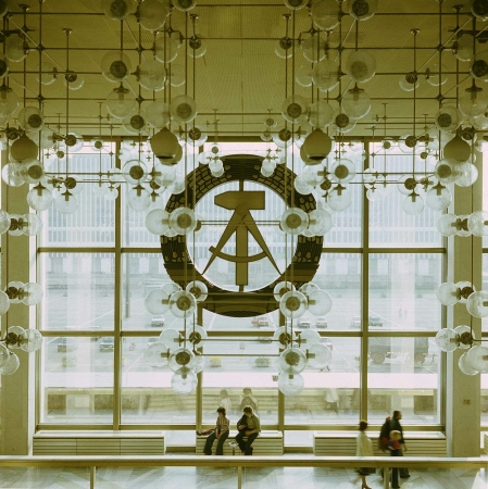 Fensterfront mit dem Staatsemblem der DDR