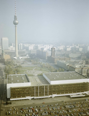 Blick aus der Luft auf den Palast der Republik, das Marx-Engels-Forum und den Fernsehturm