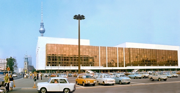 Der Palast der Republik, Aufnahme aus dem Jahr 1977, Foto: Istvan, CC-BY-SA 3.0 via Wikimedia Commons