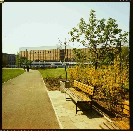 Blick ber das Marx-Engels-Forum auf den Palast der Republik