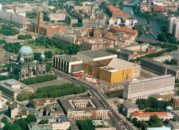 Luftaufnahme, Blick auf die Schloss-Attrappe und den Palast der Republik