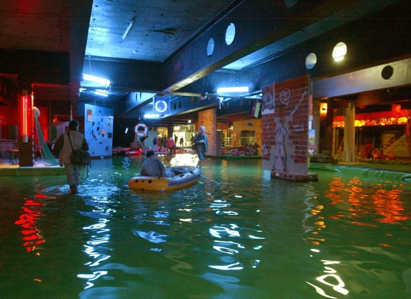 Zwischennutzung: Besucher im gefluteten Palast der Republik