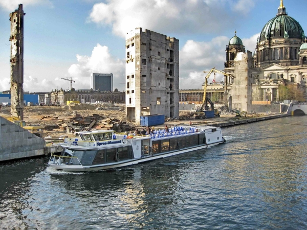 Ausflugsboot auf der Spree vor den Resten der Aufzugschchte und Treppenaufgnge des abgerissenen Palastes der Republik