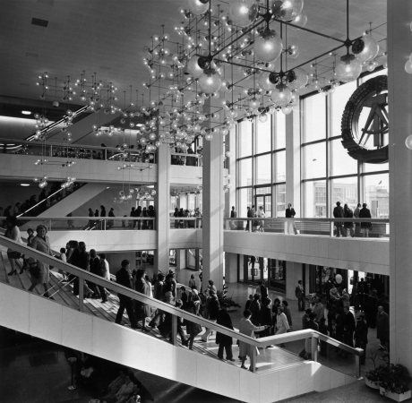 Treppe hinter dem Eingang