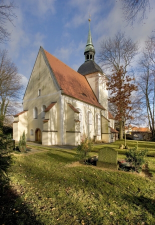 Wurzen, Dorfkirche Burkartshain/Sachsen: Die Dorfkirche Burkartshain bietet nicht nur Spuren aller Stilphasen (seit ihrer Entstehung im Jahr 1200), sie kann auch mit einem prominenten Namen aufwarten: Hier war der Reformator Martin Luther an der ersten evangelischen Pfarrbesetzung beteiligt. Durch eine Treuhandstiftung des Ehepaars Holleufer wurde jüngst die Sanierung des Bauwerks möglich.