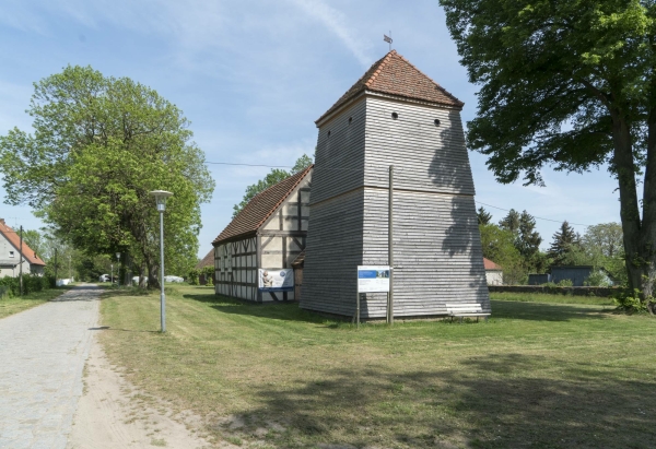 Gumtow, Dorfkirche Breitenfeld/Brandenburg: Initiiert durch den Frderverein Dorfkirche und Anger Breitenfeld, der sich fr den Fachwerkbau aus dem spten 17. Jahrhundert engagiert, wurden die historischen Fenster vorbildlich aufgearbeitet. In einer temporren Fenster-Bauhtte restaurierten vier Handwerksmeister aus verschiedenen Betrieben jeweils ein Fenster.