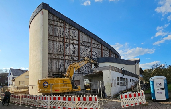 Pottum/Rheinland-Pfalz, St. Bartholomus: Den historischen Kirchturm ergnzte man 1966, etwas abgerckt, um ein modernes Schiff. Dieses wurde 2023 abgerissen und direkt am Turm ein neues Schiff mit gottesdienstlicher und gemeindlicher Nutzung errichtet.