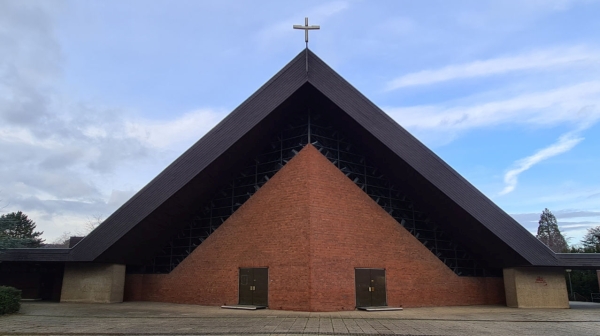 Bad Neuenahr-Ahrweiler/Rheinland-Pfalz, St. Pius: Nach den Flutschäden von 2021 wurde die Kirche, 1969 gestaltet vom Architekten Stefan Leuer, geschlossen. Die Profanierung wurde beim Bistum beantragt, ein Abriss wird diskutiert.